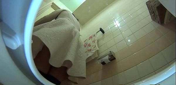  Japanese babes filmed pee